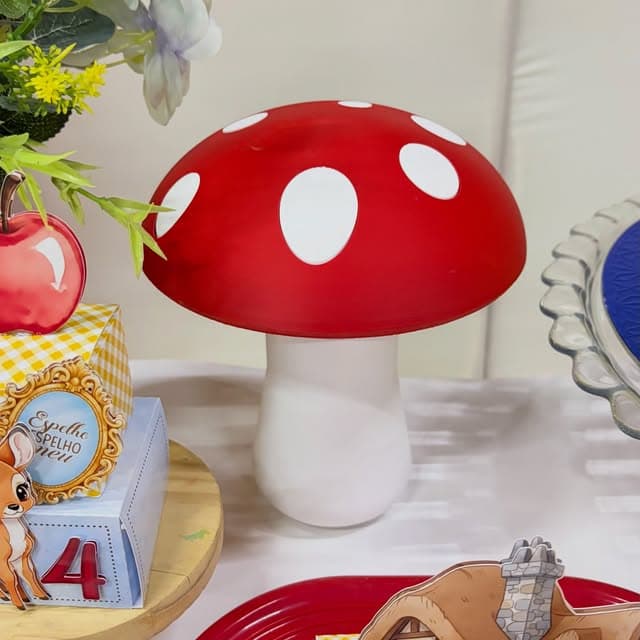 Cogumelo vermelho com bolinhas brancas impresso em 3D pela QRLabs 3D para decoração de festa