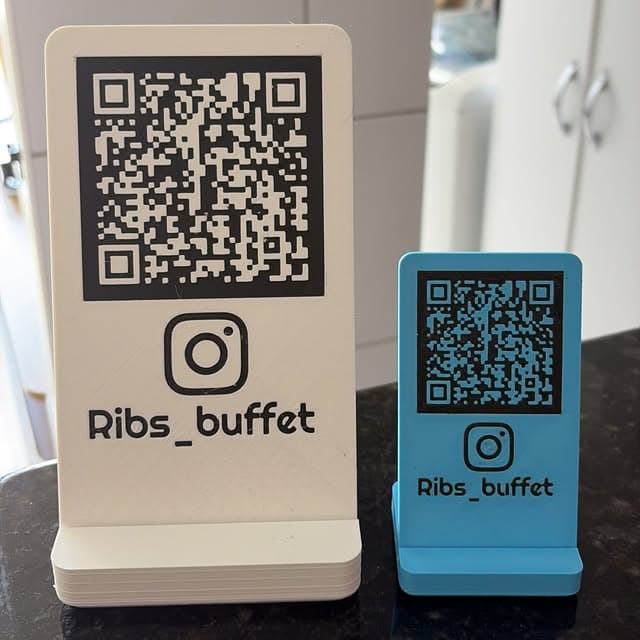 Displays personalizados em branco e azul com QR code para Ribs Buffet